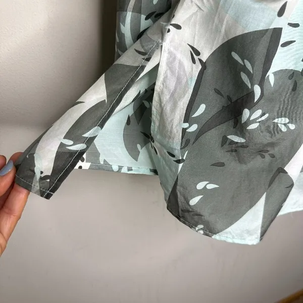 NWOT Cadeau Maternity Leaf Abstract Blouse Silk Blend in Shades of Green Size M - Image 6