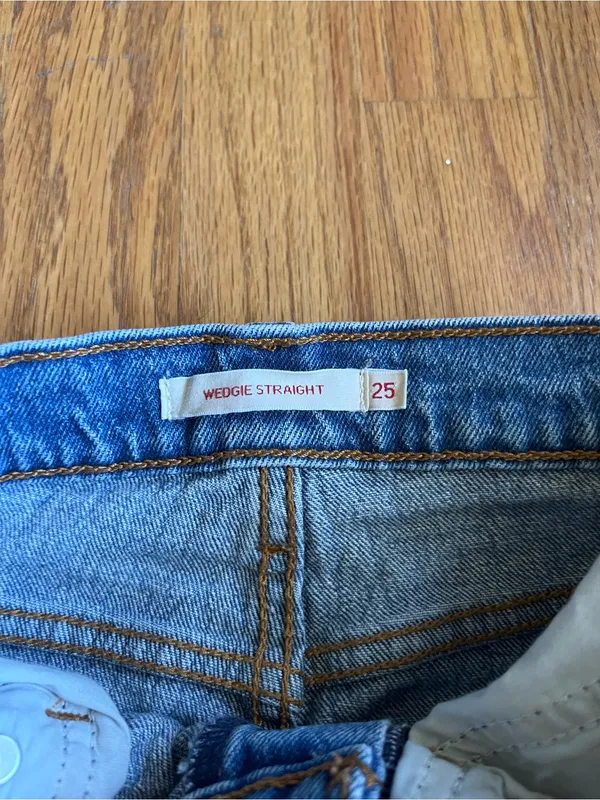 Women’s Levi’s Wedgie Straight Jeans size 25 - Image 4