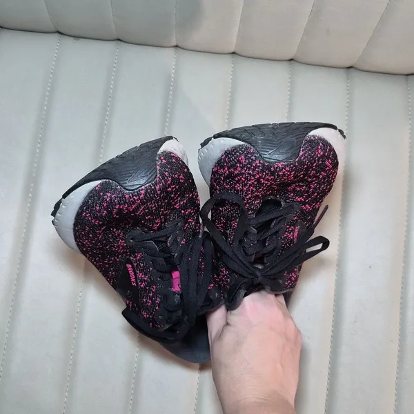 Brooks Women's Black and Pink Trainers - Image 3