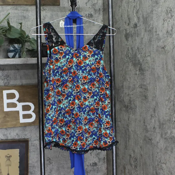 NWT Belle Du Jour Printed Lace Hem Tank Top Blouse With Scarf Blue / Multi M - Image 4