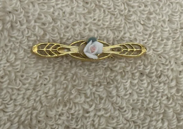 1928 Vintage Gorgeous Porcelain Rose Flower Bar Brooch Gold Tone - Image 2