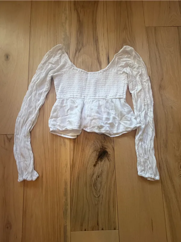 Hollister White Smocked Long Sleeve Crop Top XS - Image 3