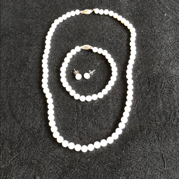 NWOT Pearl Necklace, Bracelet & Earrings Set - Image 2