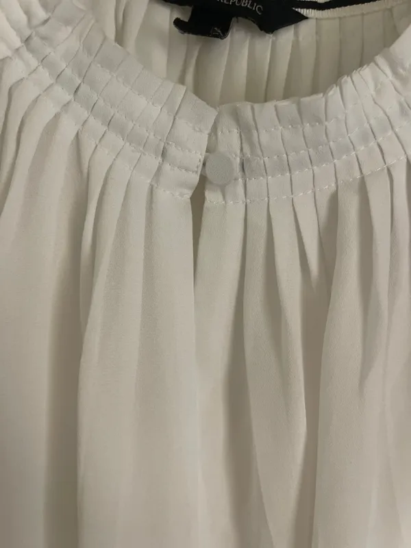 Banana Republic Blouse - Image 3