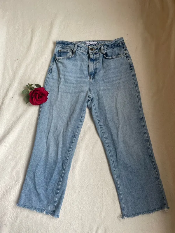 Zara Zara High Rise straight leg Denim Jeans w/ slight fray hem - Image 4