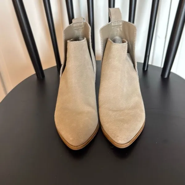 Dolce Vita Daine tan suede pull on booties size 6 - Image 3