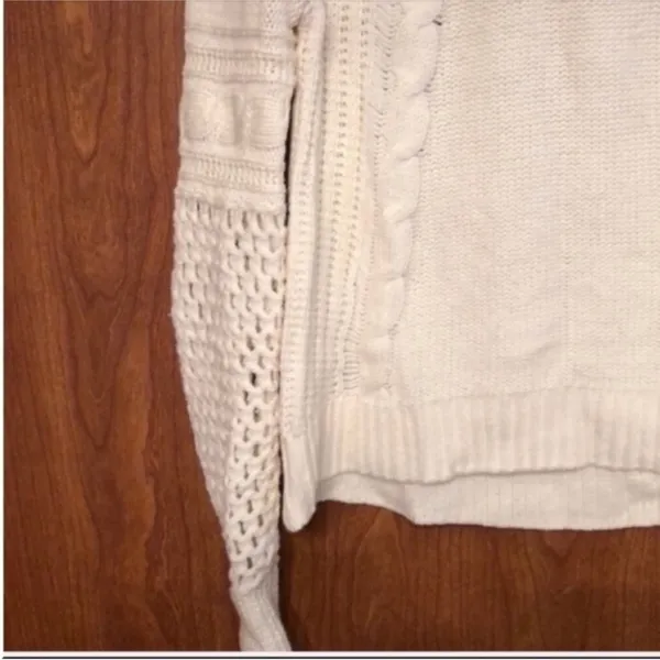 American Eagle Size Small Chunky Classic White Cable Knit Sweater. - Image 5