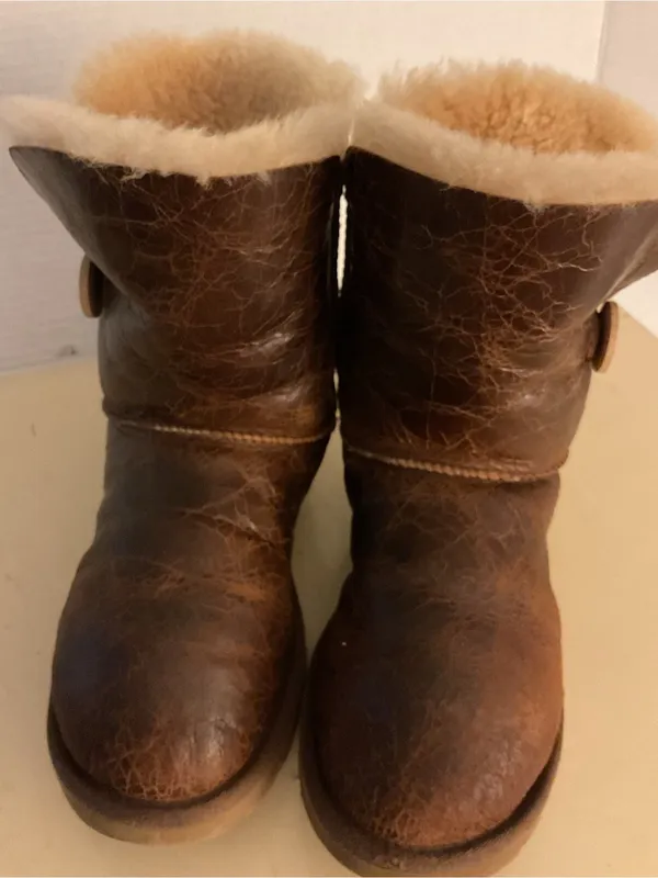 UGG women brown leather distressed Bailey button short classic boots US 7 - Image 8