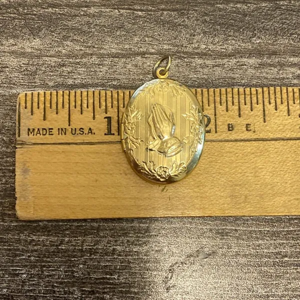 Praying Hand Vintage Locket Etched Floral Pendant Gold Tone Prayer Open Closed - Image 8
