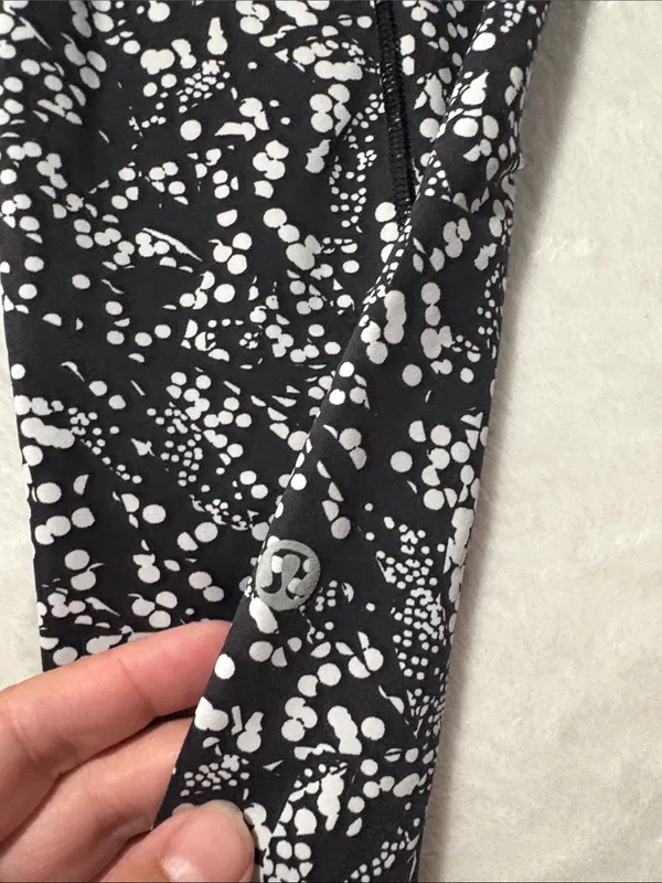 Lululemon size 6 fast & free crop Black White Speckle Side-Pocket Leggings - Image 2
