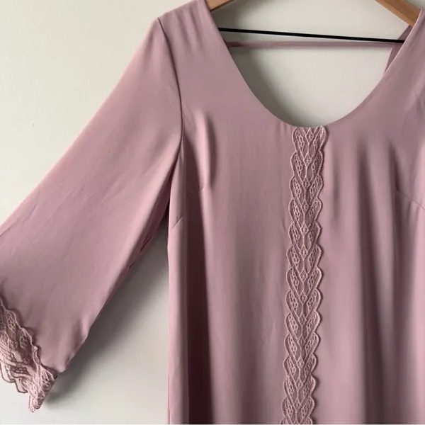 Astr the Label Revolve Deauville Mauve Lace Accent dress shift Flowy 3/4 sleeve - Image 4
