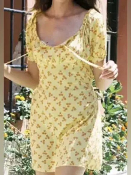 With Jéan Loretta Dress in a yellow multi-color print - Image 5
