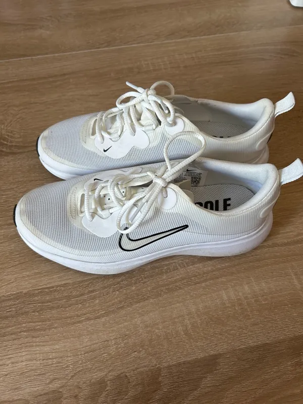 Nike Women's White Mesh Sneakers with Black Swoosh - Image 4