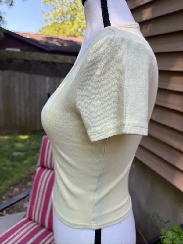 Me to We Pale Yellow Ribbed Henley Crop Top size S Small - Image 2