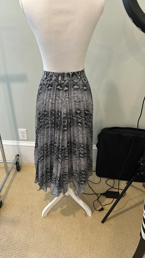 Vestique Pleated Midi Skirt - Image 3