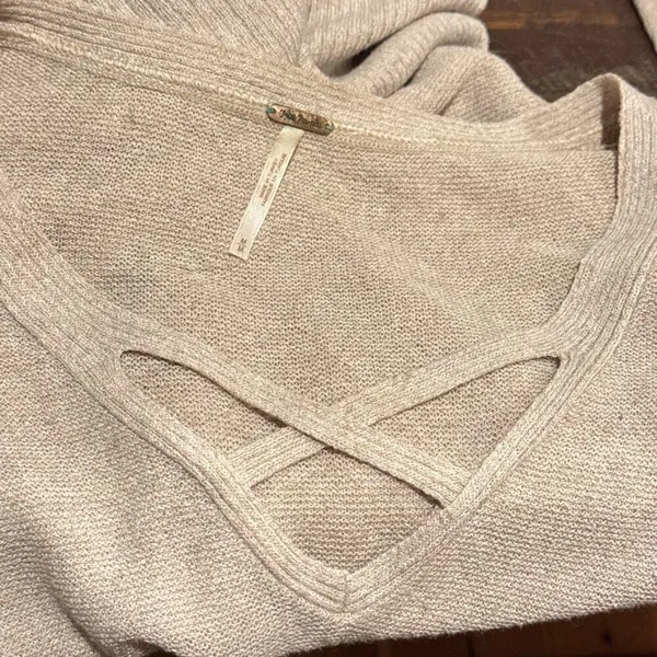 Free People criss cross v neck sweater medium - Image 3