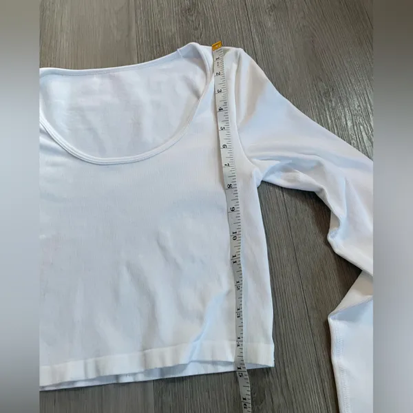 OQQ White Scoop-neck Long Sleeve Crop Top Size Small - Image 5
