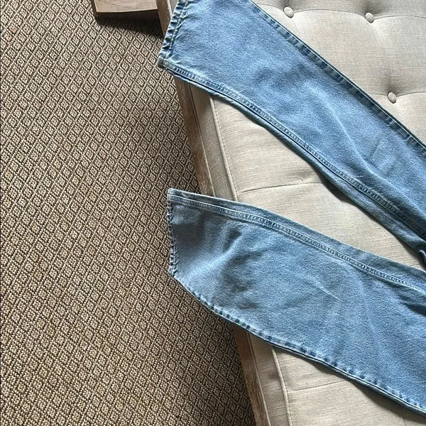 Tommy Hilfiger Vintage Classic Blue Light-Washed Denim Jeans Size 2 - Image 5