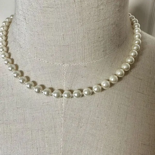 Faux pearl necklace with rhinestone magnetic clasp - Image 2