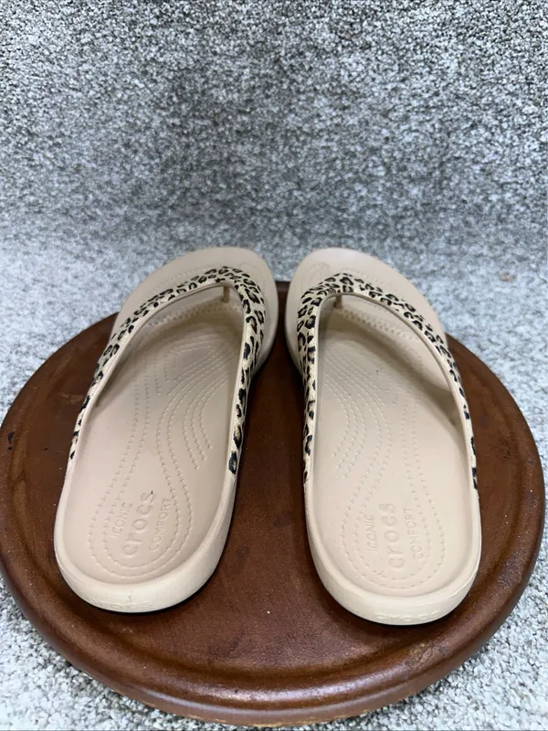 Crocs women’s leopard print flip flops size 9 - Image 4