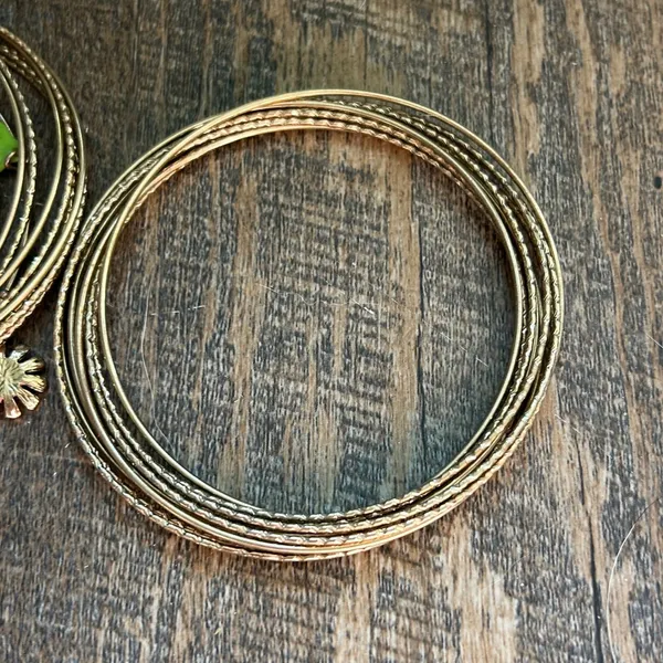 Betsey Johnson Gold Tone Enamel Flower Leaf Bangle Bracelet Set Whimsical Boho - Image 3