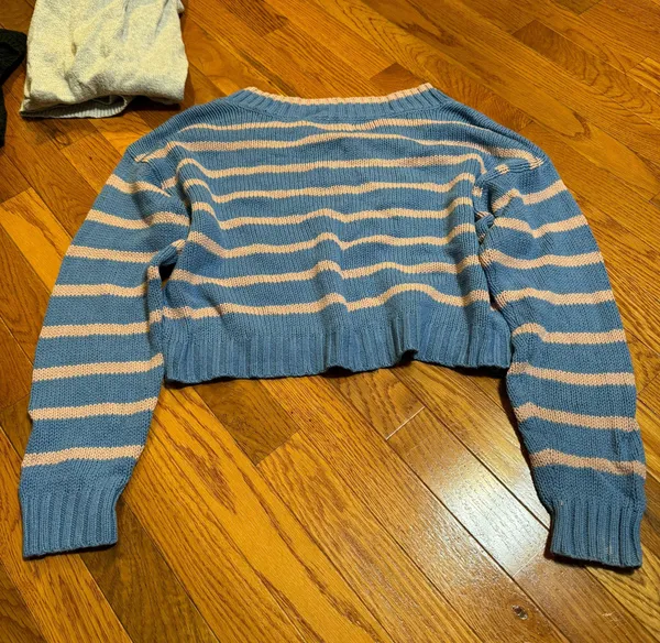 American Eagle Outfitter Sweater - Image 3