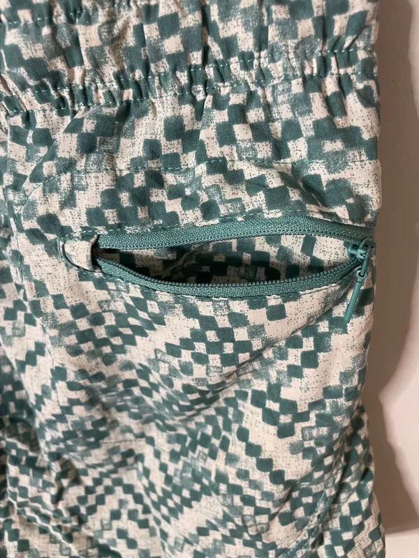 The North Face Green White Athletic Shorts Geometric Logo Medium Excellent Condition - Image 5