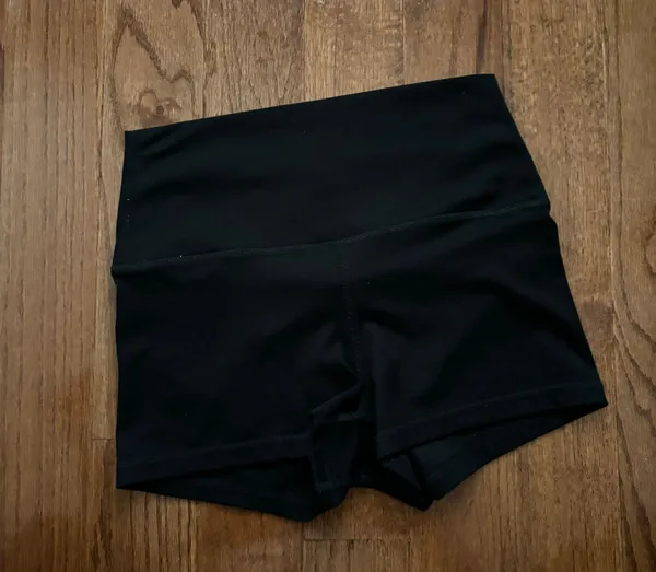 Gilly Hicks ACTIVE RECHARGE HIGH-RISE SHORTIE 3" - Image 3