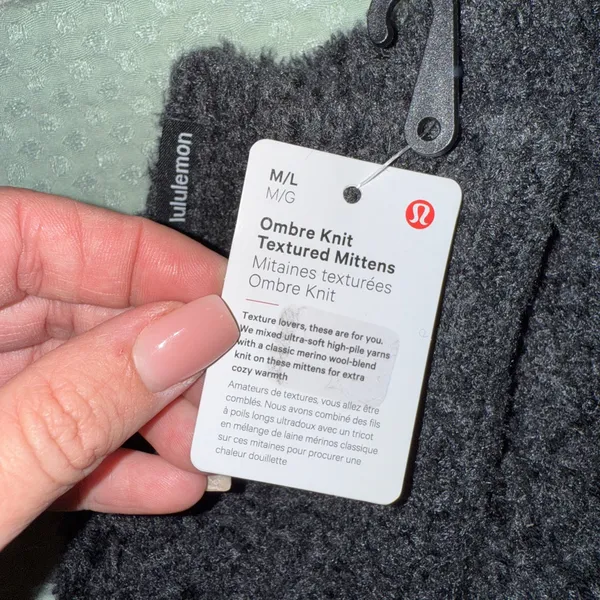 NWT Lululemon Women's Ombre Knit Textured Mittens Black Graphite Grey Size M/L‎ - Image 2