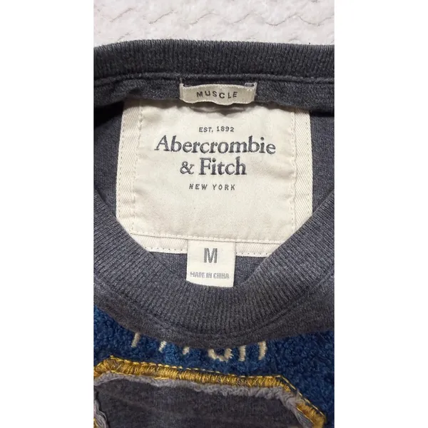 Abercrombie & Fitch Muscle Fit T-Shirt Gray Chenille Varsity Patch Size M - Image 6