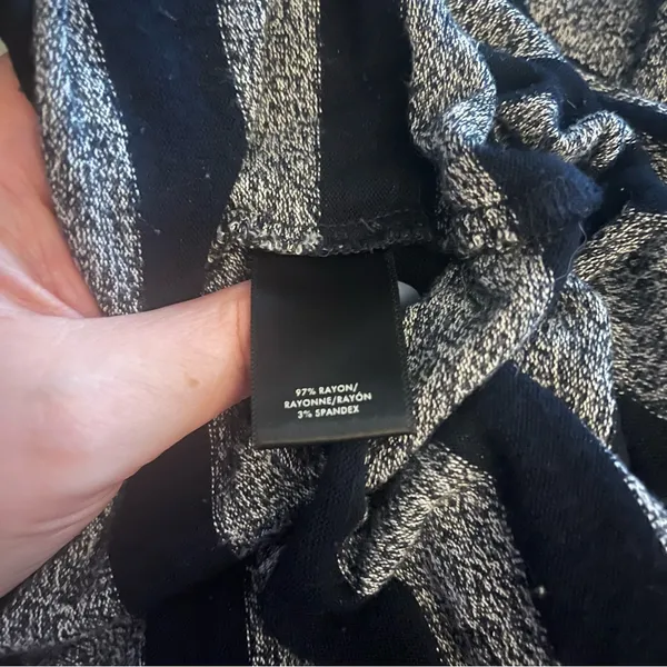 Ann Taylor Blacks & Gray Striped top Size Large 💸 SALE - Image 4