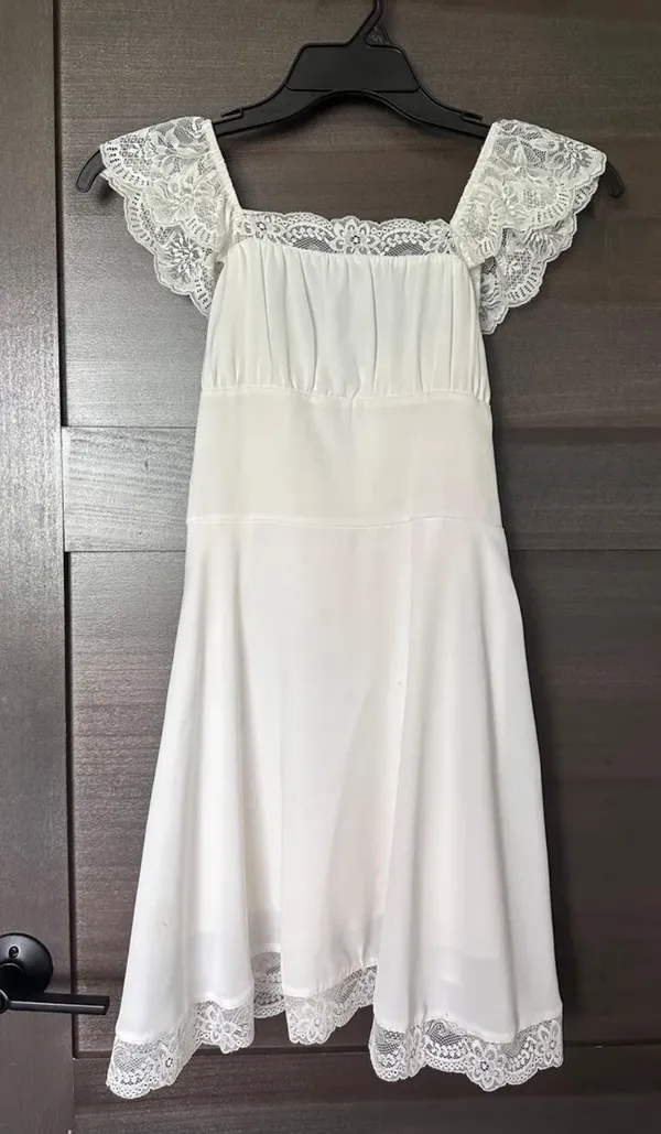 Elegant lace cap sleeve white mini babydoll dress - Image 2