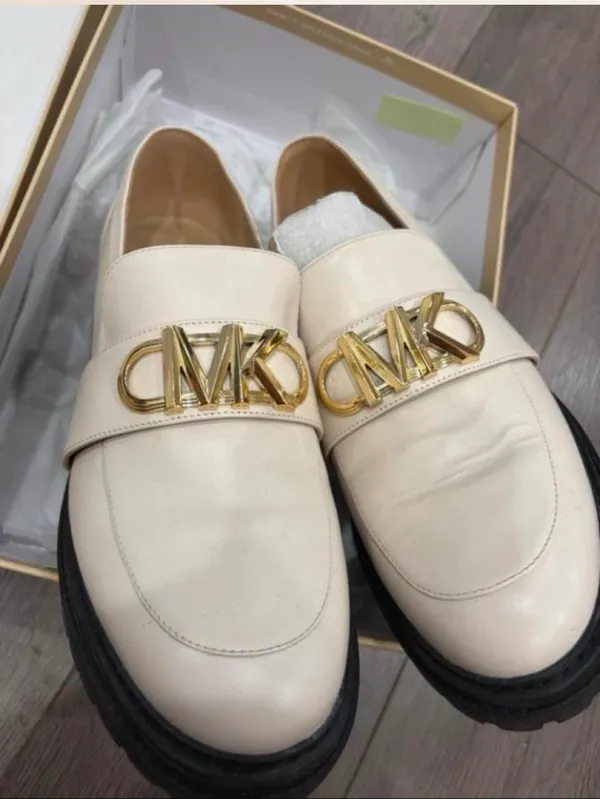 Michael Kors Parker Lug Sole Loafers Cream Leather Gold MK Hardware Size 9 - Image 4
