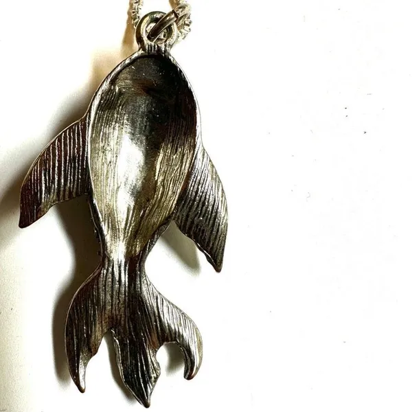 Vintage silver tone fish rhinestone pendant necklace - Image 8