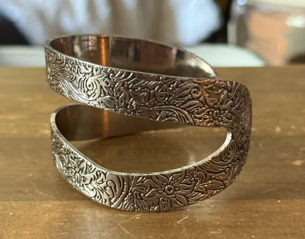 Silver tone floral etched cut out wavy cuff bangle bracelet - Image 5