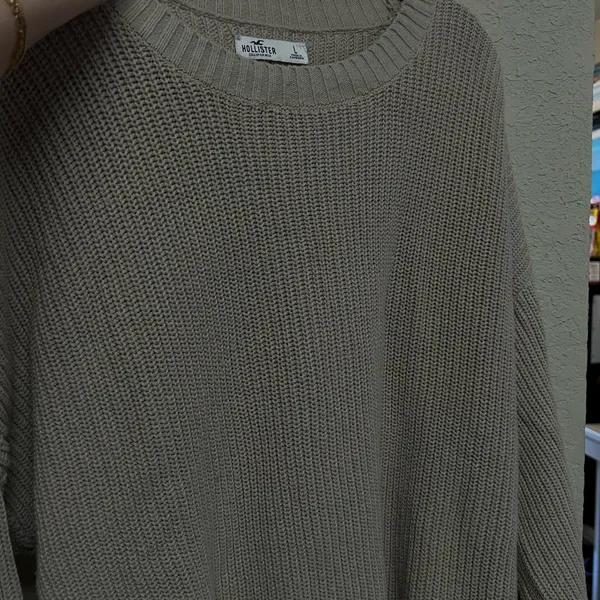 Hollister Cozy Beige Sweater - Image 5