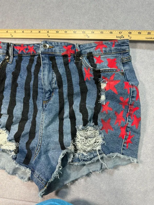 Her Universe DC Comics Birds of Prey Harley Quinn Hi-Rise Shorts Size 15 - Image 4