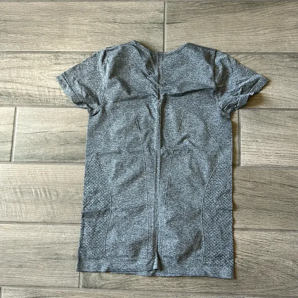 Gray workout top - Image 3