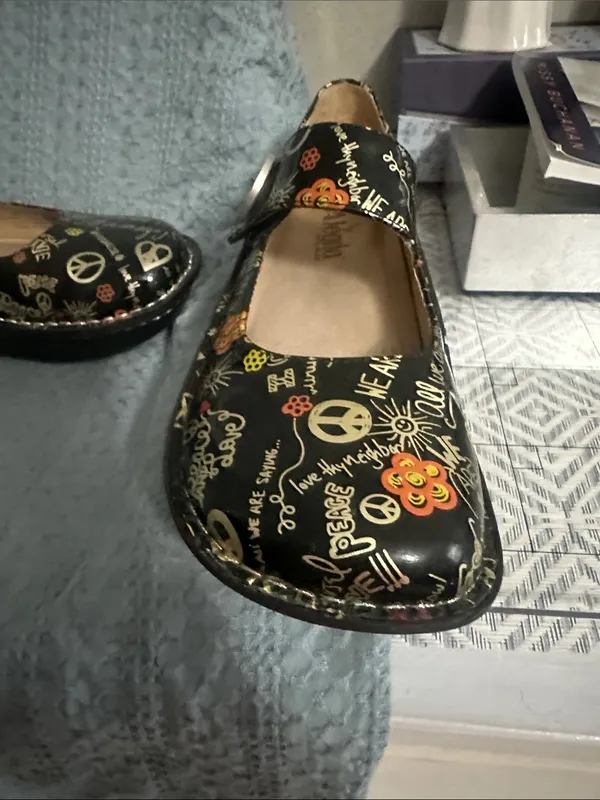 Alegria Ladies Mary Jane Shoes with Peace & Flower Print - Sz 38 - Image 3