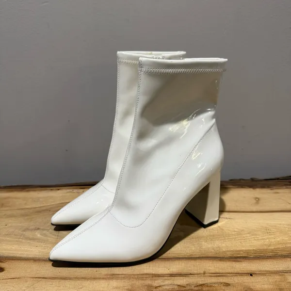 *NEW* WILD PAIR White Iloise Side-Zip Ankle‎ Go -Go Booties SIZE 6 A23 - Image 2
