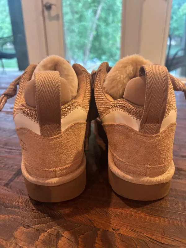 UGG size 9 like new condition - Image 4