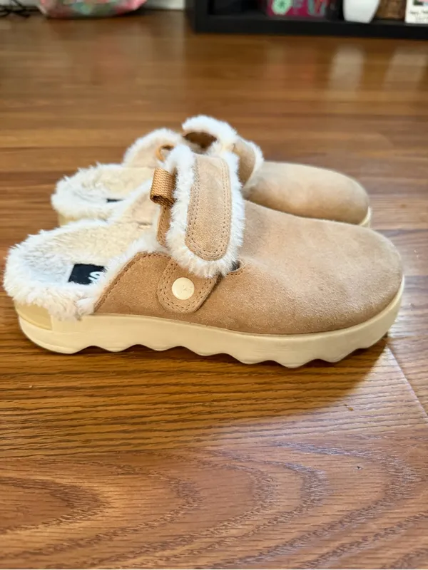 Sorel Viibe Cozy Clog in tan suede with a plush shearling lining 6 - Image 5
