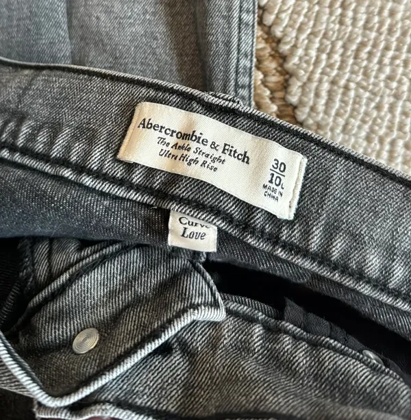 Abercrombie Jeans - Image 4