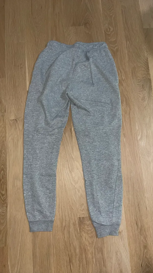 Nike Sportswear Essential Women’s Fleece Pants - Image 2