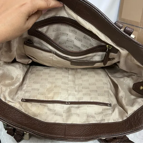 Michael Kors Brown Leather Shoulder Bag with Classic Design - Image 5