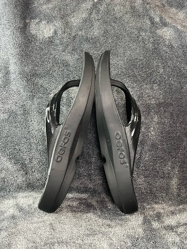 OOFOS OOlala Luxe Glossy Black Recovery Sandals Women Size 10 EU 41⁠ - Image 6