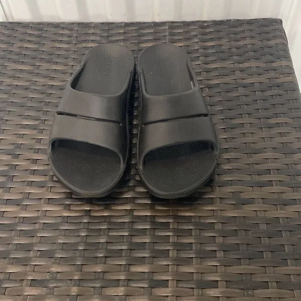 Oofos sandals, women’s size 8 Black - Image 2
