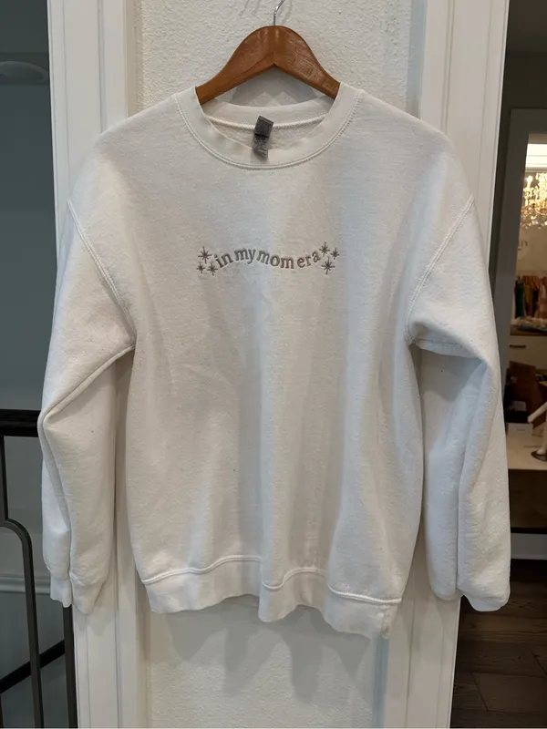 Gildan In My Mom Era Embroidered Sweatshirt Cream Medium - Image 2