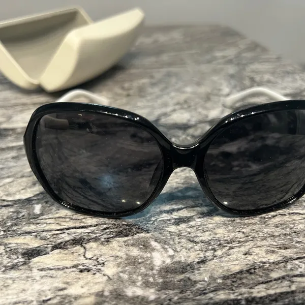 Elegant Black Sunglasses - Image 3