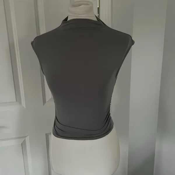 Cute Trendy Fitted Gray Sleeveless Mock Neck Top - Image 3